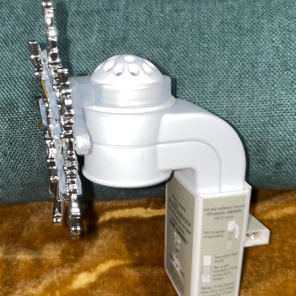 Bath & Body Works Gem Snowflake Wallflower Plug - Picture 4 of 4